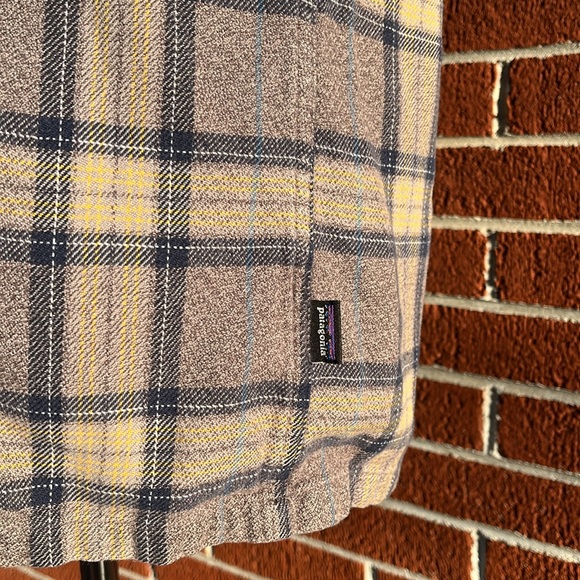Patagonia Soft and Thick Flannel Button Down Shirt Tan Navy Gold L/S Mens Medium - Picture 8 of 10